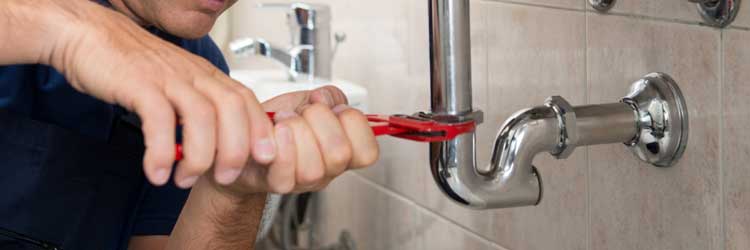 Loodgieter in badkamer